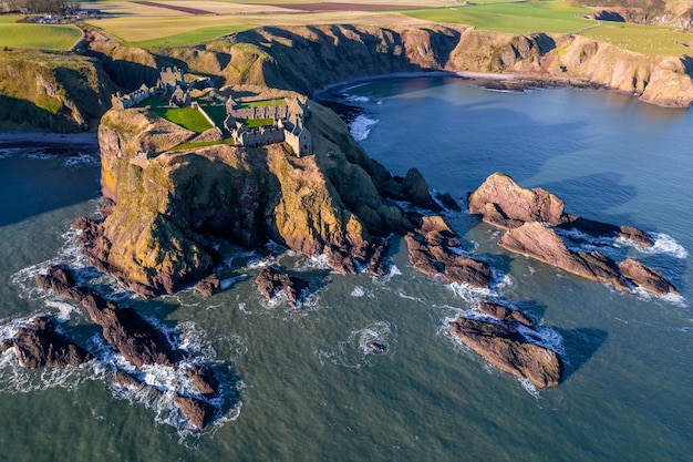 Castelo medieval de Dunnottar localizado na costa leste da Escócia