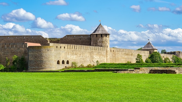 Castelo medieval de narva no lado russo da fronteira com a estônia.
