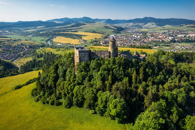 Castelo medieval de Stara Lubovna e marco na Eslováquia Drone View