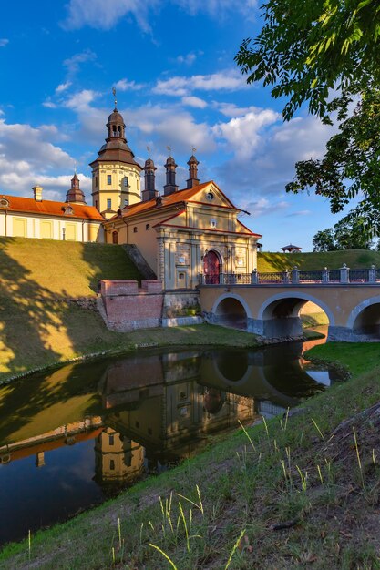 Castelo medieval na cidade bielorrussa nesvizh em um dia ensolarado de verão, bielorrússia.