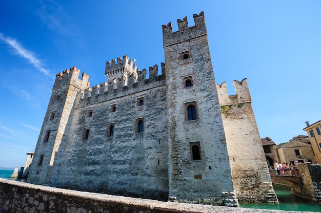 Castelo medieval Scaliger na cidade velha de Sirmione, no lago Lago di Garda