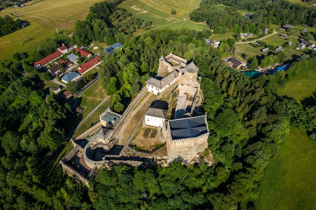 Castelo medieval Stara Lubovna em SLovakia Drone View