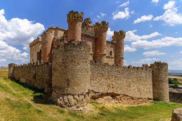 Castelo medieval turégano em segóvia, feito de pedra, muros altos e ameias. localizada no topo de uma colina junto à aldeia. espanha.