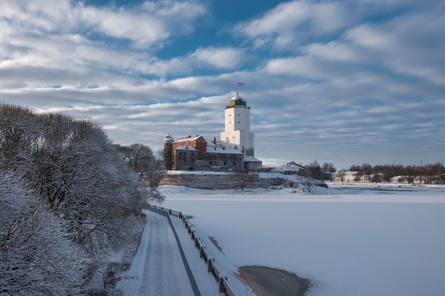Castelo na cidade de Vyborg, no inverno, na ilha do Golfo da Finlândia.