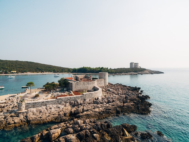 Castelo na ilha de otócico gospa montenegro drone