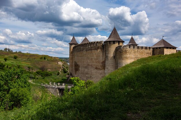 Castelo no campo contra o céu
