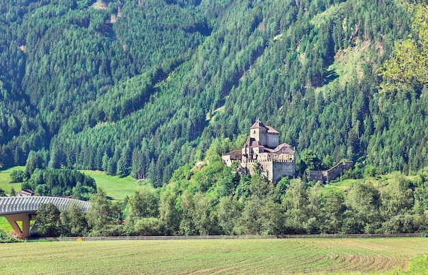 Castelo no fundo dos Alpes na Itália