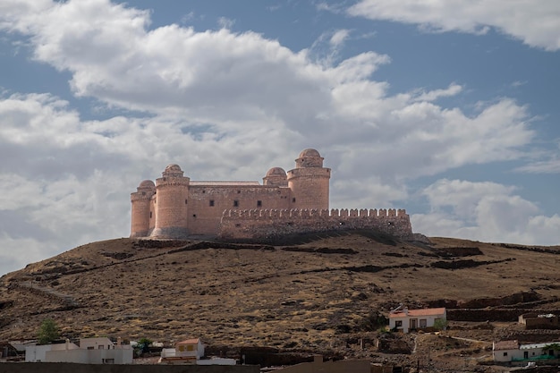 Castelo no topo da colina que protege a cidade de la calahorra na província de granada espanha