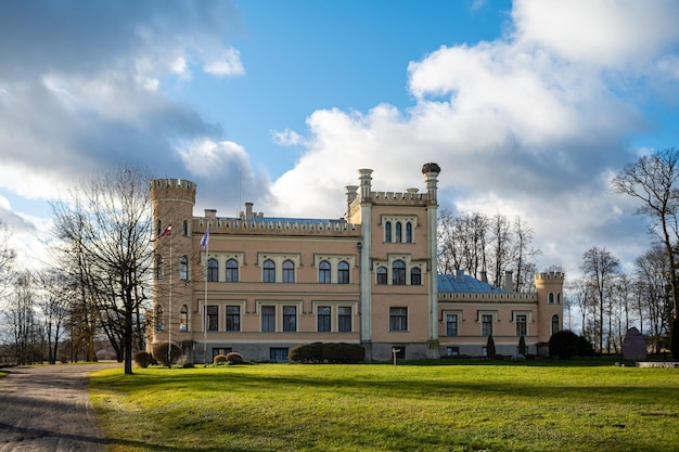 Castelo ou mansão Garsene construído em 1856 em estilo neogótico Garsene Letônia