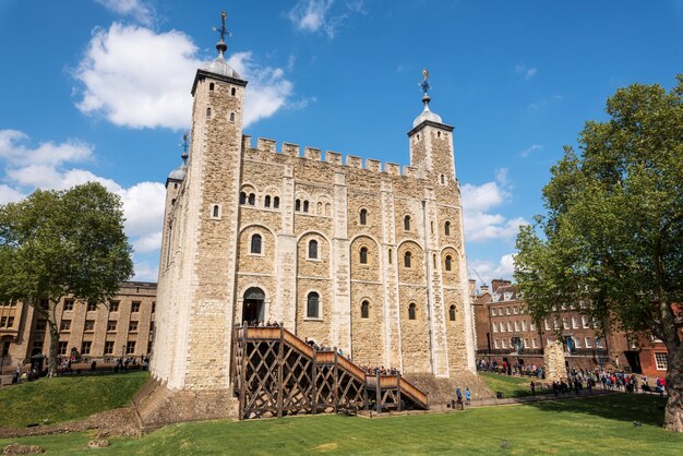 Castelo principal dentro da Torre de Londres e as paredes externas de Londres