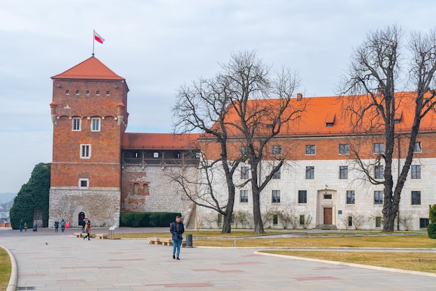 Castelo real de wawel e jardim verde dentro de cracóvia polônia