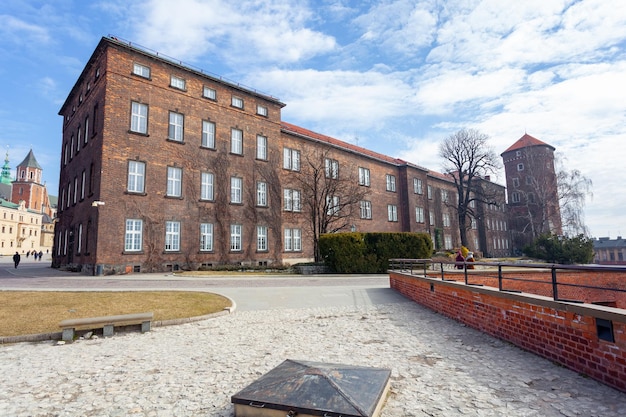 Castelo real de wawel e jardim verde dentro de cracóvia polônia