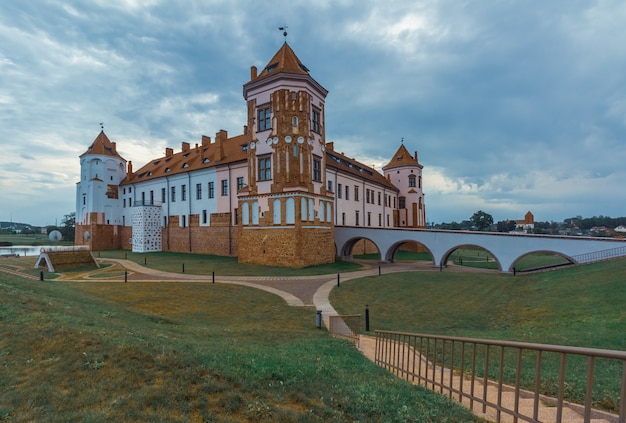 Castelo restaurado na cidade de Mir da Bielorrússia. Paisagem de verão com arquitetura