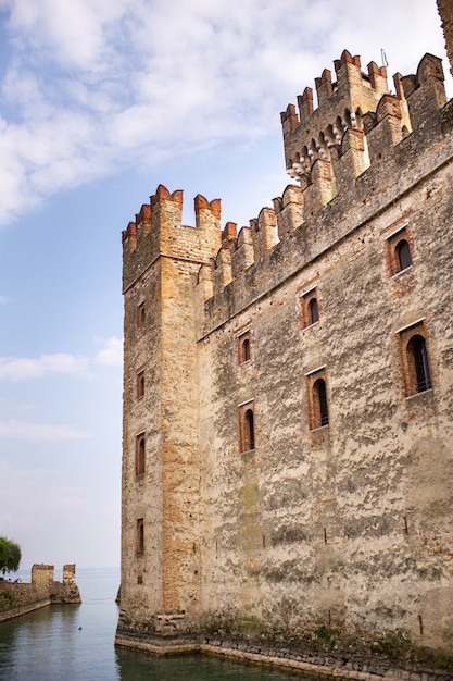 Castelo Scaligera em Sirmione, no Lago Garda, Toscana