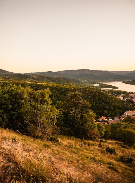 Castelo Sovinec Eulenburg fortaleza medieval robusta um dos maiores na Morávia República Checa paisagem com castelo medieval em uma colina rochosa acima de um vale da floresta