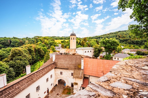 Castelo Sovinec Eulenburg fortaleza medieval robusta um dos maiores na Morávia República Checa paisagem com castelo medieval em uma colina rochosa acima de um vale da floresta