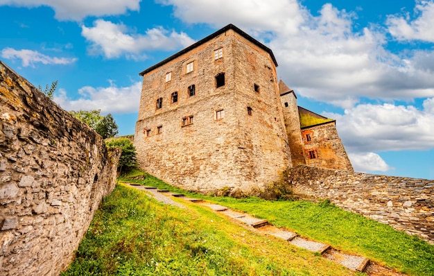 Castelo Sovinec Eulenburg fortaleza medieval robusta um dos maiores na Morávia República Checa paisagem com castelo medieval em uma colina rochosa acima de um vale da floresta