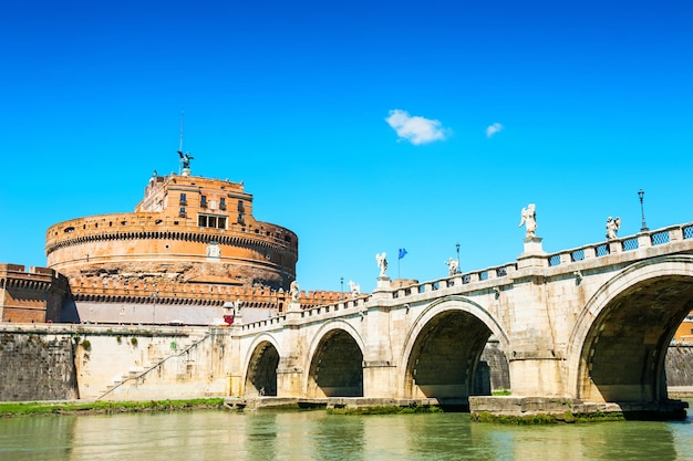 Castelo st angelo e ponte em roma, itália. paisagem de verão