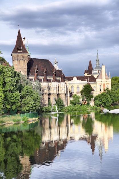 Castelo vajdahunyad em budapeste, hungria. foi construído entre 1896 e 1908 como parte da exposição milenar