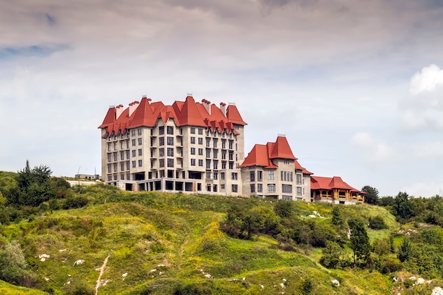 Castelo velho no topo de uma montanha