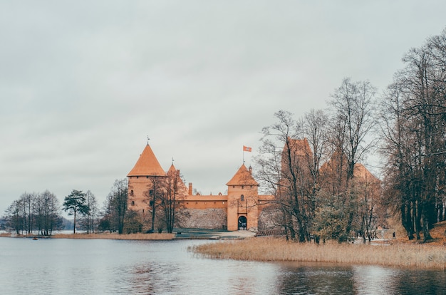 Castelo velho perto da água