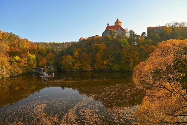 Castelo Veveri Cidade de Brno República Tcheca Europa Bela paisagem de outono com a represa do castelo Brno e o pôr do sol na hora dourada da temporada de outono outubro