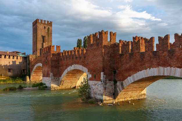 Castelvecchio ao pôr do sol em verona, norte da itália