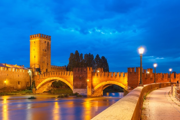 Castelvecchio in der Nachtbeleuchtung in Verona, Norditalien.