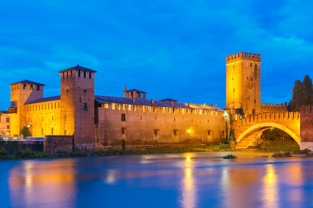 Castelvecchio in Nachtbeleuchtung in Verona in Norditalien