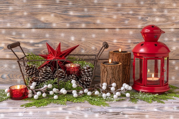 Castiçais de madeira estrela de lanterna de natal e pinhas