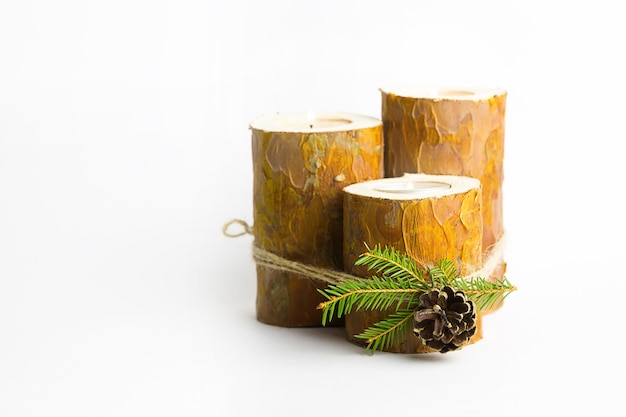 Castiçal de Natal DIY feito de toras de pinho, velas, corda artesanal, ramos de abeto e cones. Produto acabado, inserir velas e luz. Decoração de ano novo. Instruções passo a passo disposição plana, etapa 5.