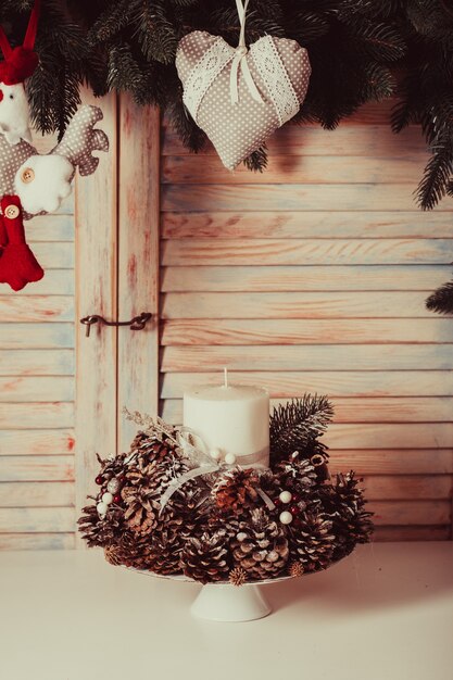 Castiçal de Natal em cima da mesa, decoração com cones