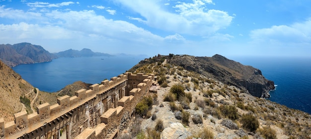 Castillitos Bateria sobre el cabo de Tinoso y vista al mar (Cartagena, España). Instalado entre 1933 y 1936.