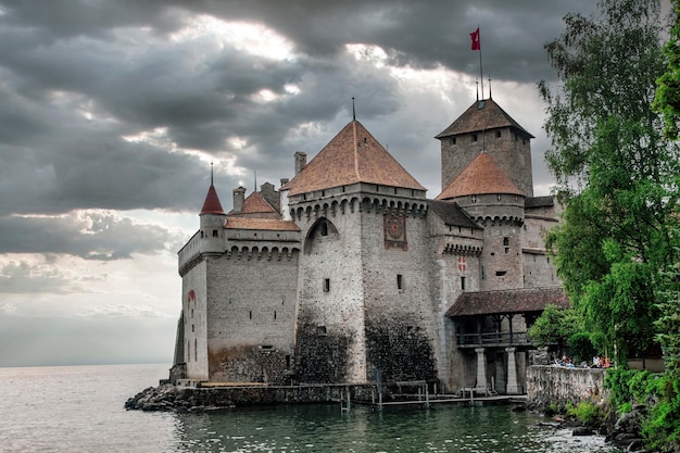 Foto un castillo en el agua con un cielo nublado