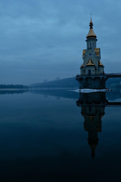 Foto un castillo en el agua con un reflejo del cielo.