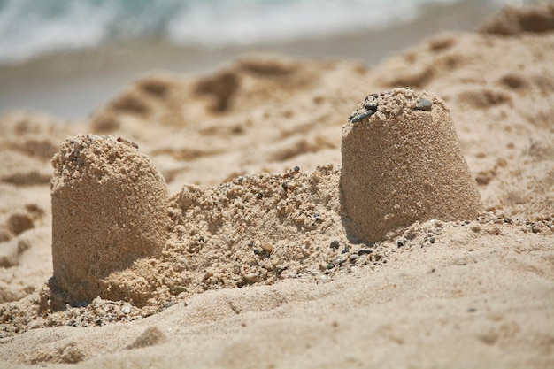 Castillo de arena construido en la playa: símbolo de diversión y relajación durante las vacaciones.