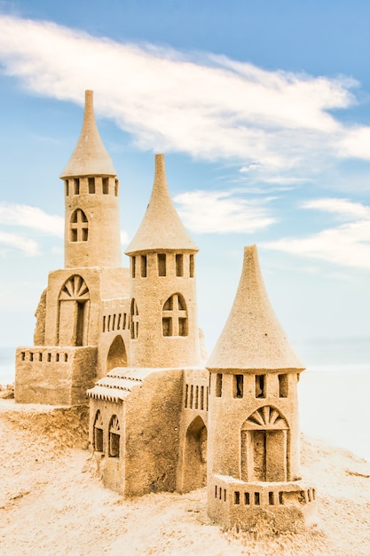 Castillo de arena durante un día soleado con fondo de cielo azul. Concepto de verano, vacaciones, relax y diversión.