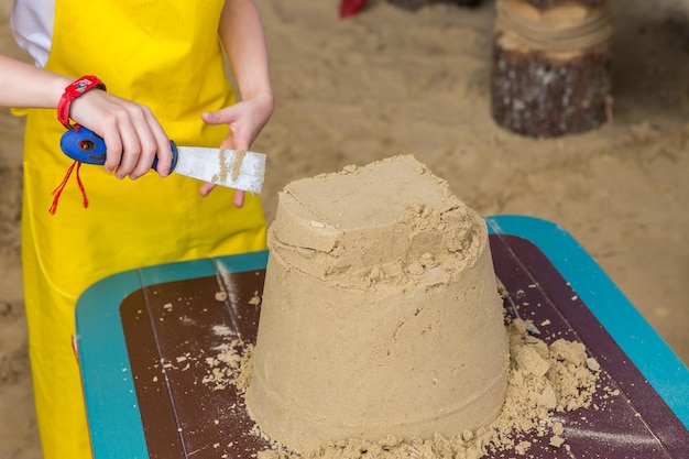 Castillo de arena hecho por niños en una lección de manualidades en la playa