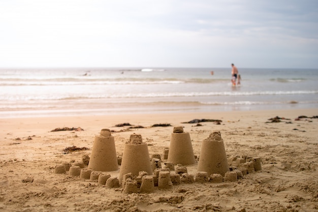 Castillo de arena hecho por niños pequeños en las vacaciones de verano.