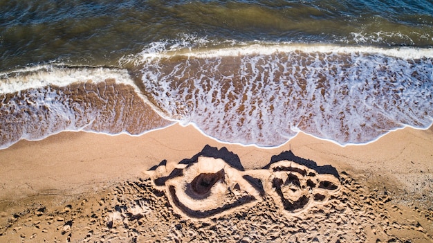 Castillo de arena junto al mar, vista superior de drone