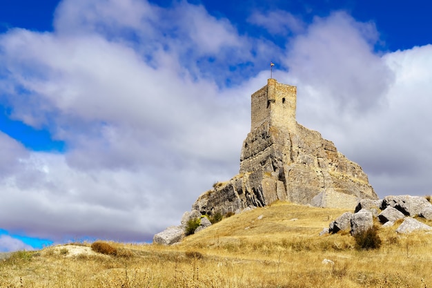 Castillo de Atienza en Guadalajara, ubicado en lo alto de un cerro empinado con murallas y difícil acceso, fortaleza defensiva, espectacular vista desde arriba. España.