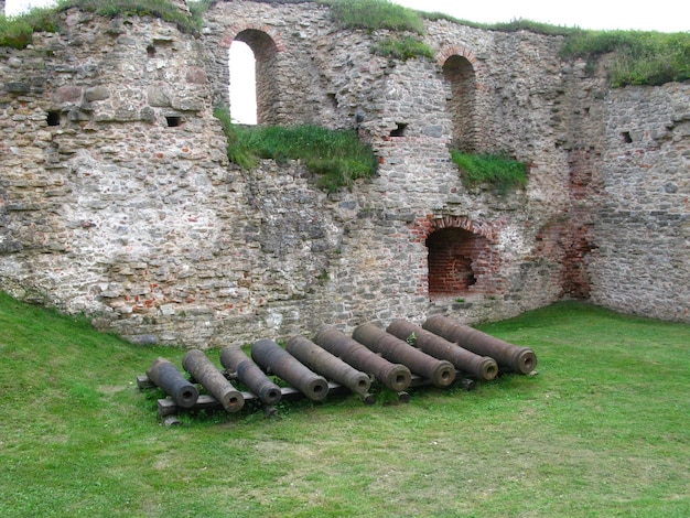 El castillo de Bauska en el país de Letonia