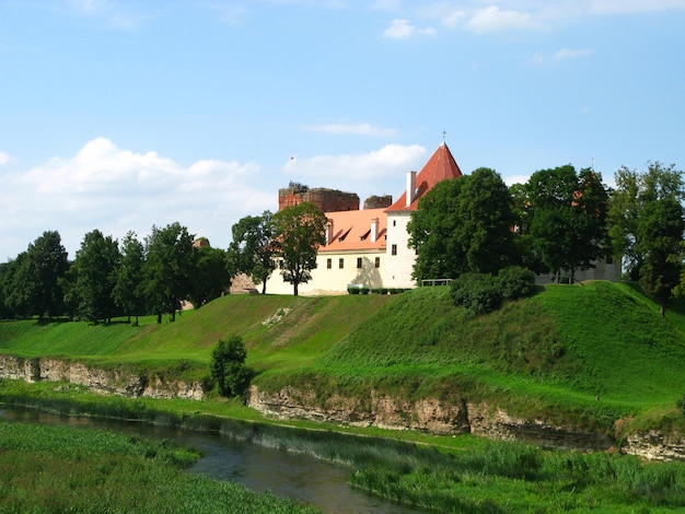 El castillo de Bauska en el país de Letonia