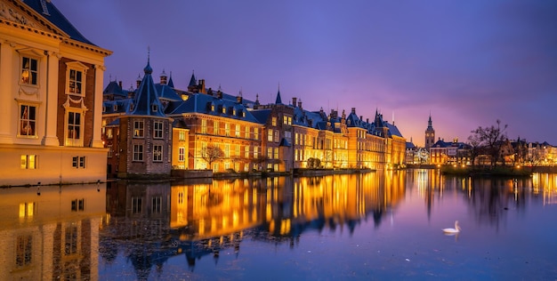 Castillo Binnenhof o paisaje urbano del Parlamento holandés en el centro de la ciudad de La Haya en los Países Bajos