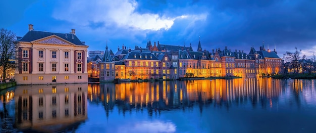 Castillo de Binnenhof Paisaje urbano del Parlamento holandés horizonte del centro de La Haya en Países Bajos al atardecer