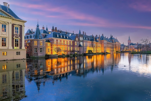 Castillo de Binnenhof Parlamento holandés paisaje urbano horizonte céntrico de La Haya en Países Bajos