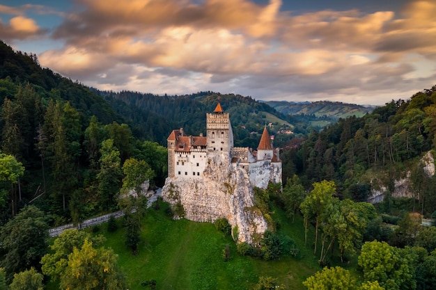 Castillo de Bran al atardecer El famoso castillo de Drácula en Transilvania Rumania