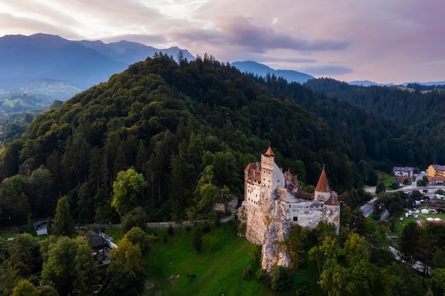 Castillo de Bran al atardecer El famoso castillo de Drácula en Transilvania Rumania