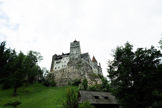 El castillo de Bran en Rumania Castillo medieval de Drácula en los Cárpatos Transilvania