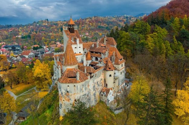 Castillo de Bran en Transilvania y nubes oscuras